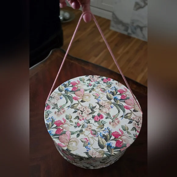Vintage Round Hat Box - Picture 5 of 15